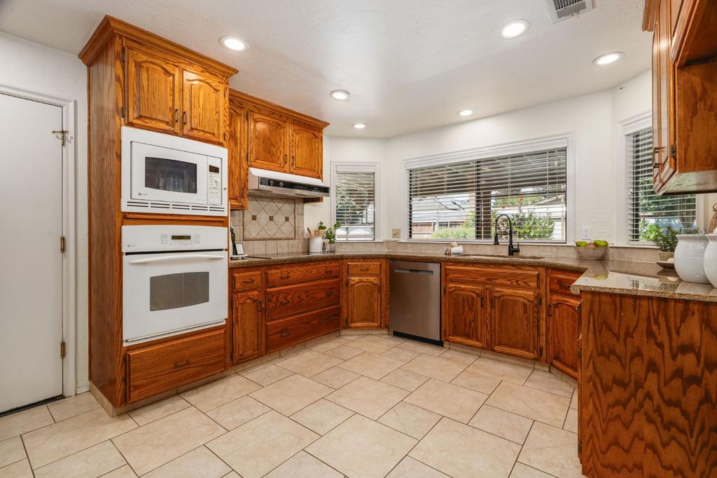 Image 18 of property listing at 578 E Everglade Avenue, Fresno, CA 93720