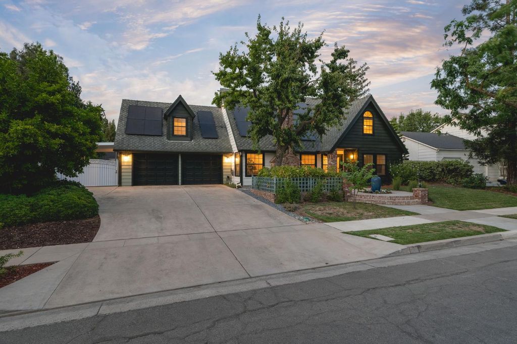 Image 2 of property listing at 578 E Everglade Avenue, Fresno, CA 93720