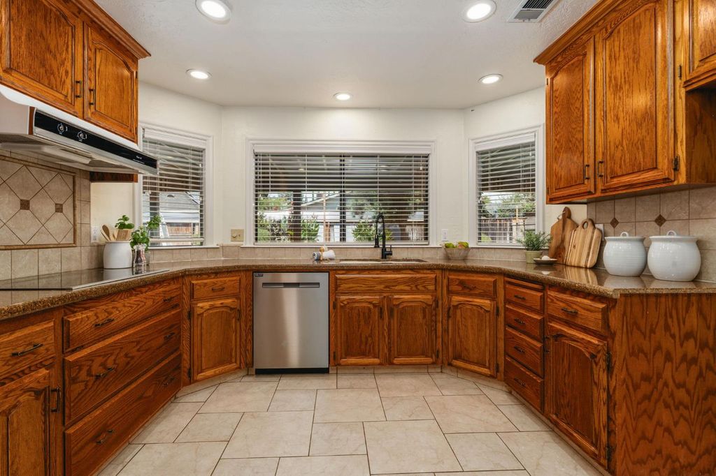Image 20 of property listing at 578 E Everglade Avenue, Fresno, CA 93720