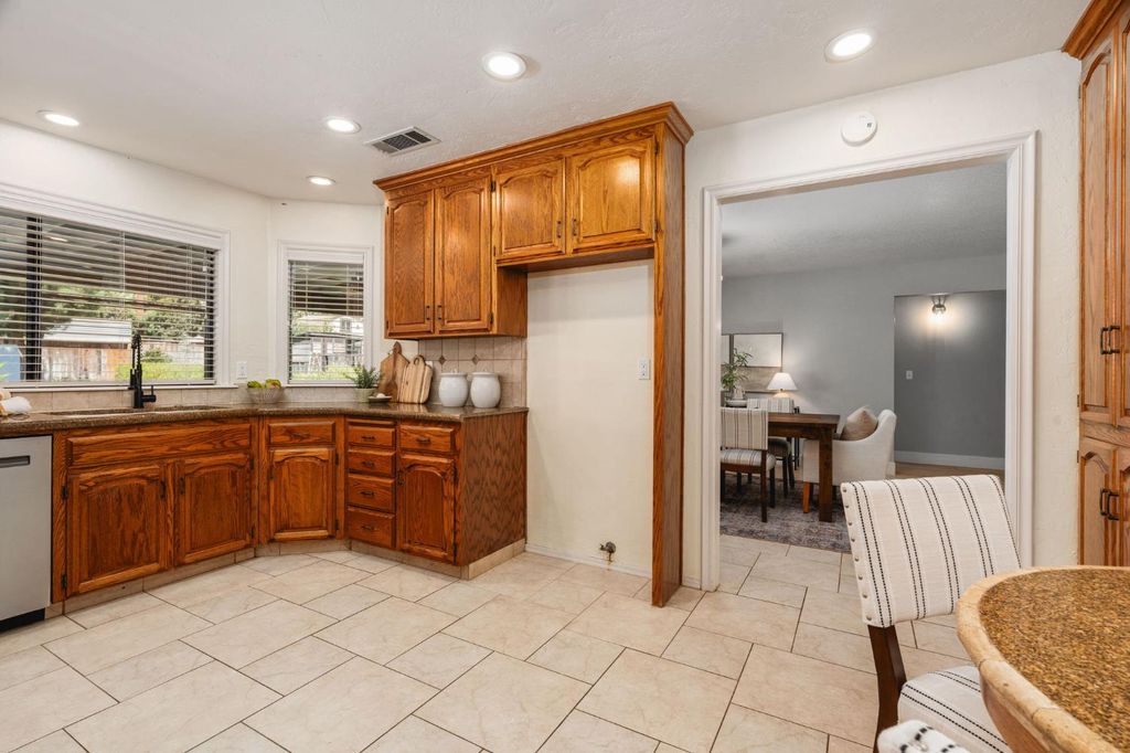 Image 22 of property listing at 578 E Everglade Avenue, Fresno, CA 93720