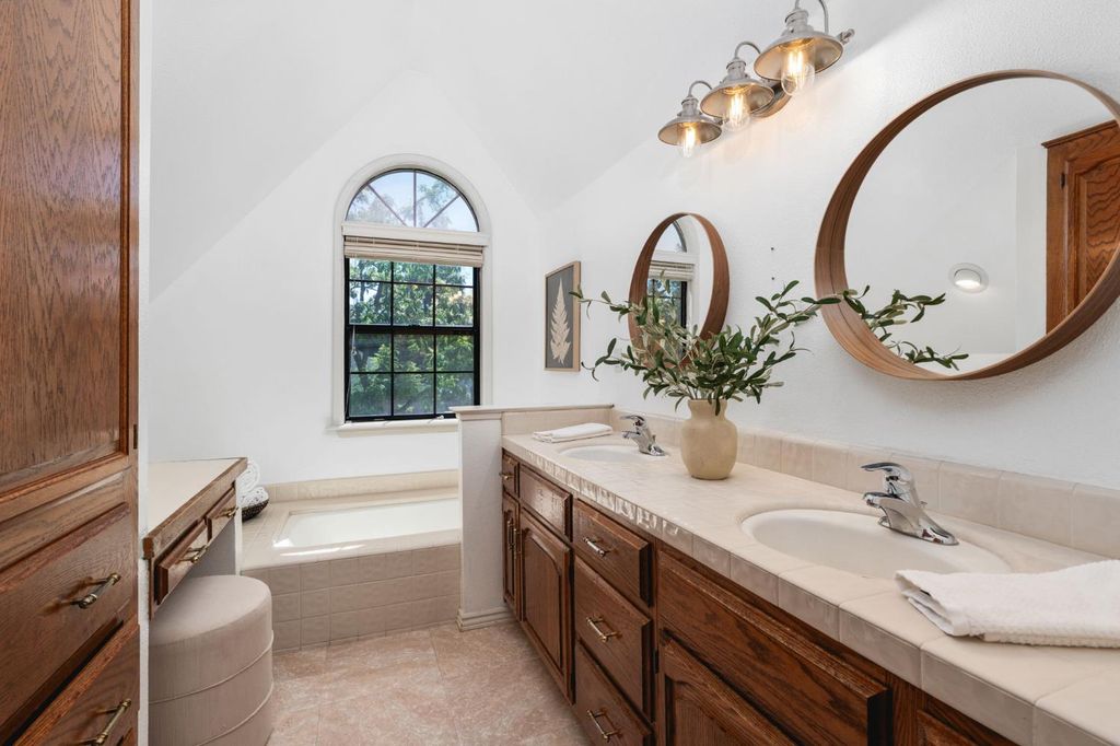 Image 33 of property listing at 578 E Everglade Avenue, Fresno, CA 93720