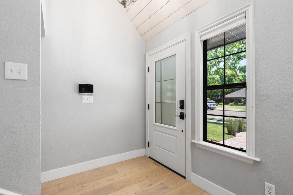 Image 7 of property listing at 578 E Everglade Avenue, Fresno, CA 93720