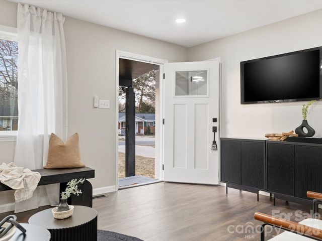 9243 Edgevale Drive, Charlotte, NC 28216