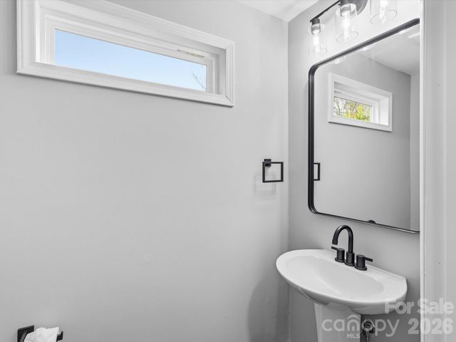 9243 Edgevale Drive, Charlotte, NC 28216