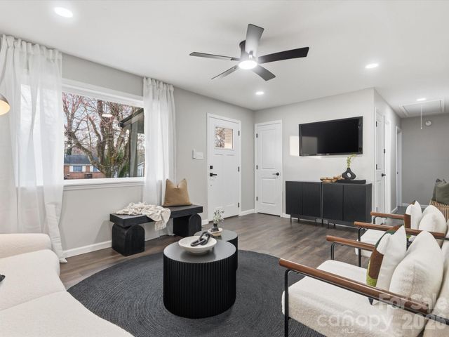 9243 Edgevale Drive, Charlotte, NC 28216