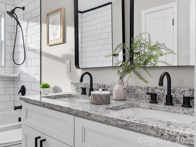 9243 Edgevale Drive, Charlotte, NC 28216