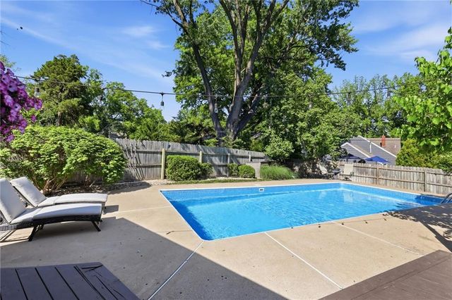5427 Canterbury Road, Fairway, KS 66205