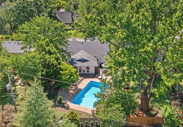 5427 Canterbury Road, Fairway, KS 66205