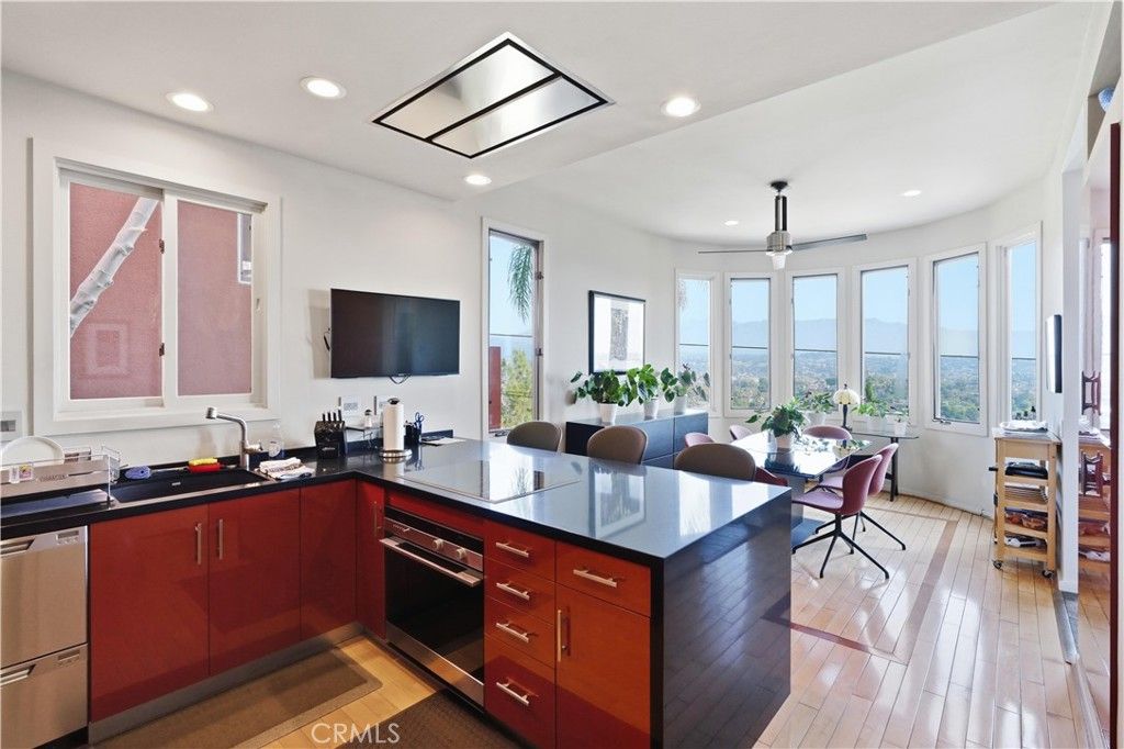 Image 10 of property listing at 611 Cross Avenue, Los Angeles, CA 90065