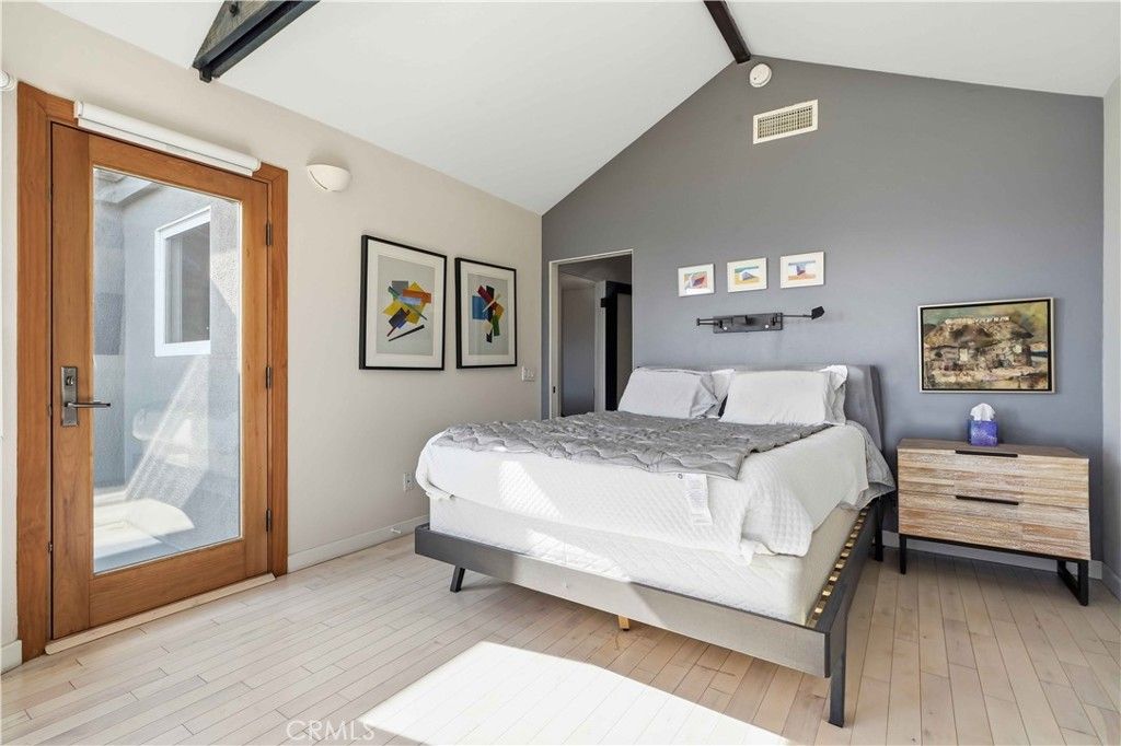 Image 13 of property listing at 611 Cross Avenue, Los Angeles, CA 90065