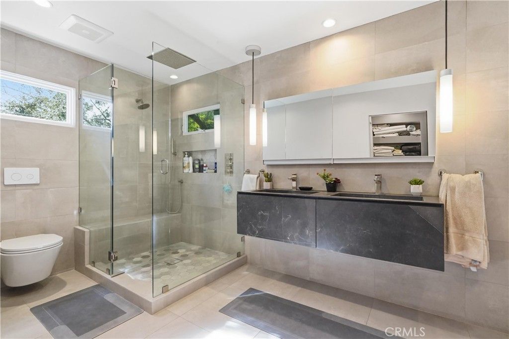 Image 16 of property listing at 611 Cross Avenue, Los Angeles, CA 90065