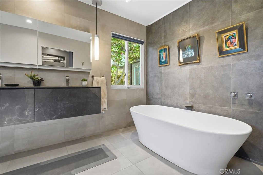 Image 17 of property listing at 611 Cross Avenue, Los Angeles, CA 90065