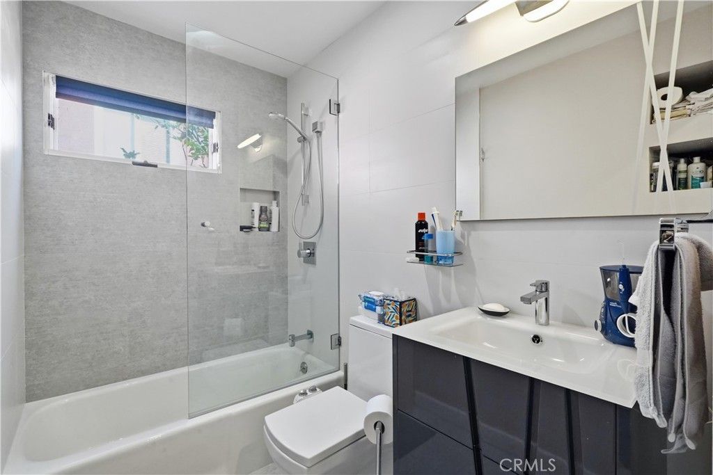 Image 21 of property listing at 611 Cross Avenue, Los Angeles, CA 90065