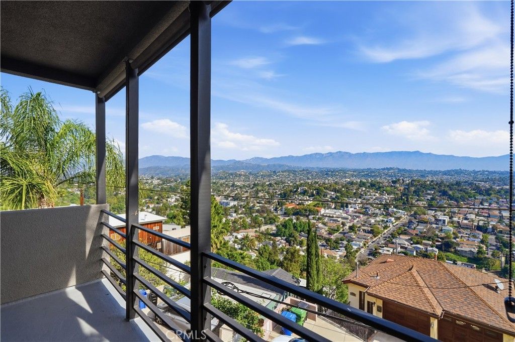 Image 24 of property listing at 611 Cross Avenue, Los Angeles, CA 90065