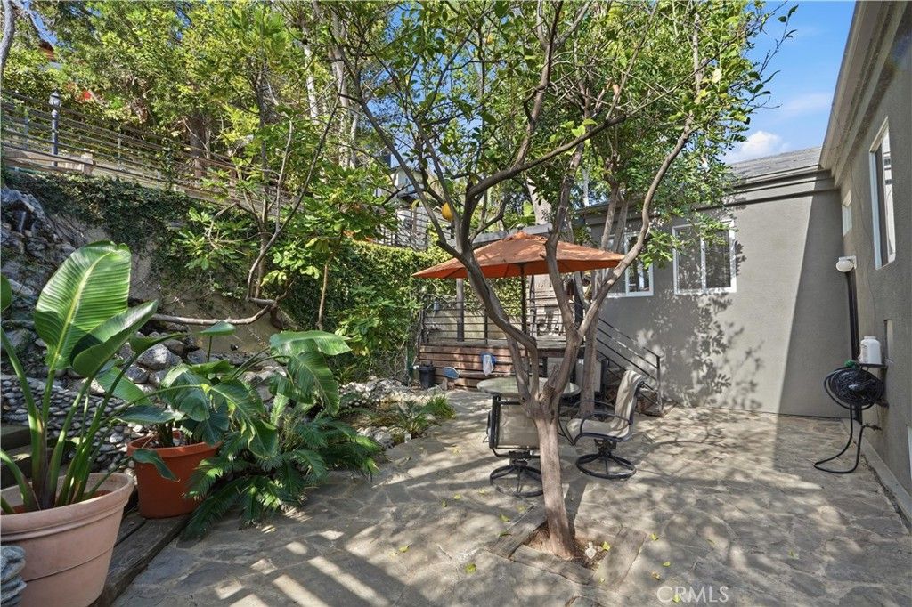 Image 27 of property listing at 611 Cross Avenue, Los Angeles, CA 90065