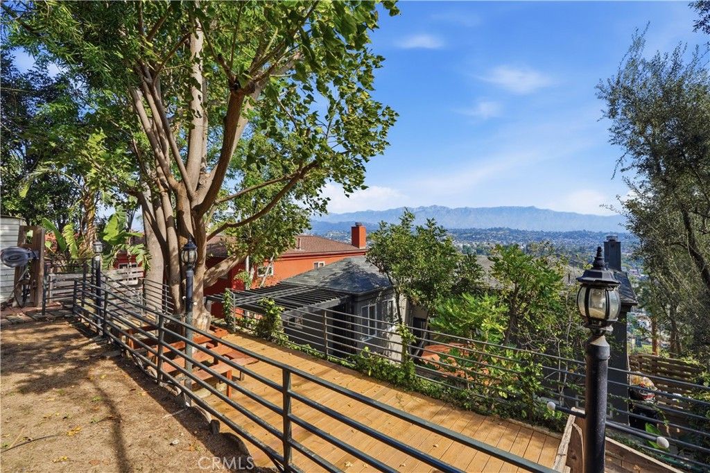 Image 29 of property listing at 611 Cross Avenue, Los Angeles, CA 90065