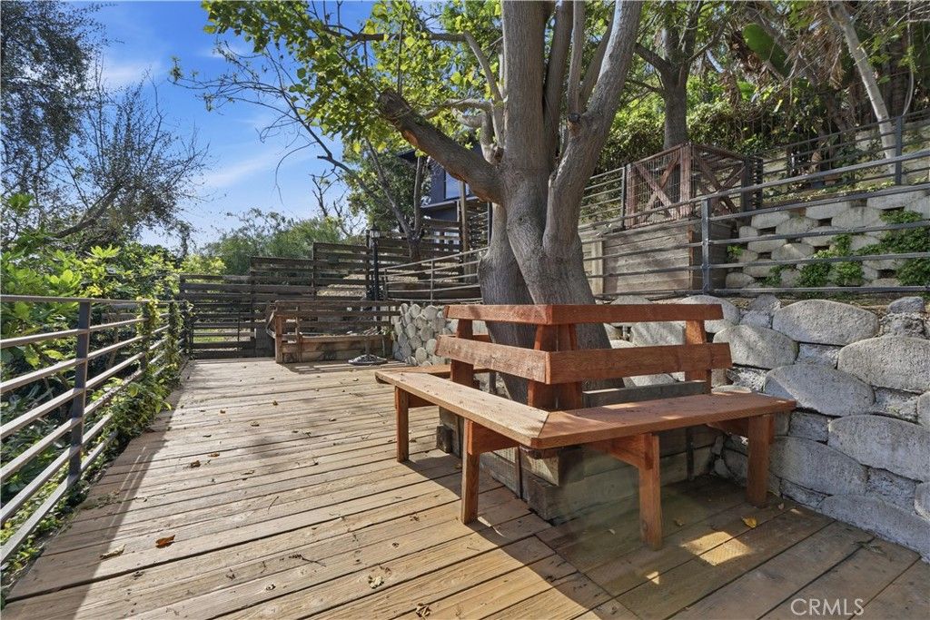 Image 32 of property listing at 611 Cross Avenue, Los Angeles, CA 90065