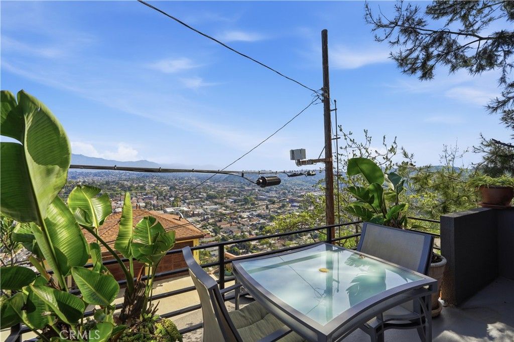 Image 34 of property listing at 611 Cross Avenue, Los Angeles, CA 90065