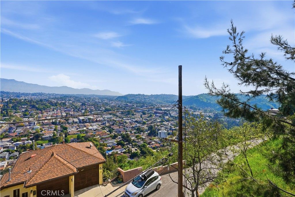 Image 35 of property listing at 611 Cross Avenue, Los Angeles, CA 90065