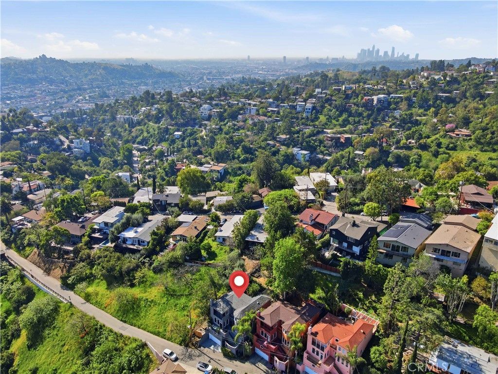 Image 41 of property listing at 611 Cross Avenue, Los Angeles, CA 90065