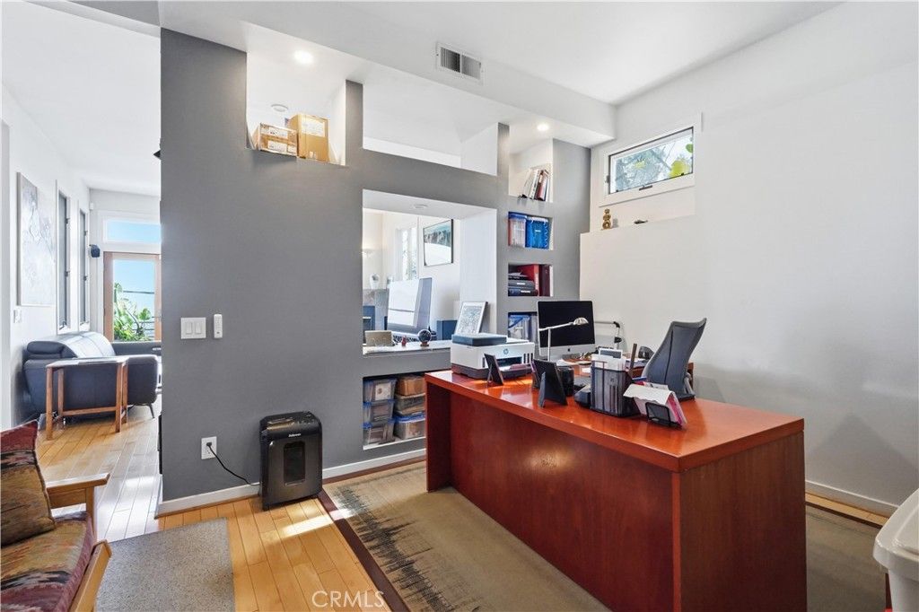 Image 5 of property listing at 611 Cross Avenue, Los Angeles, CA 90065