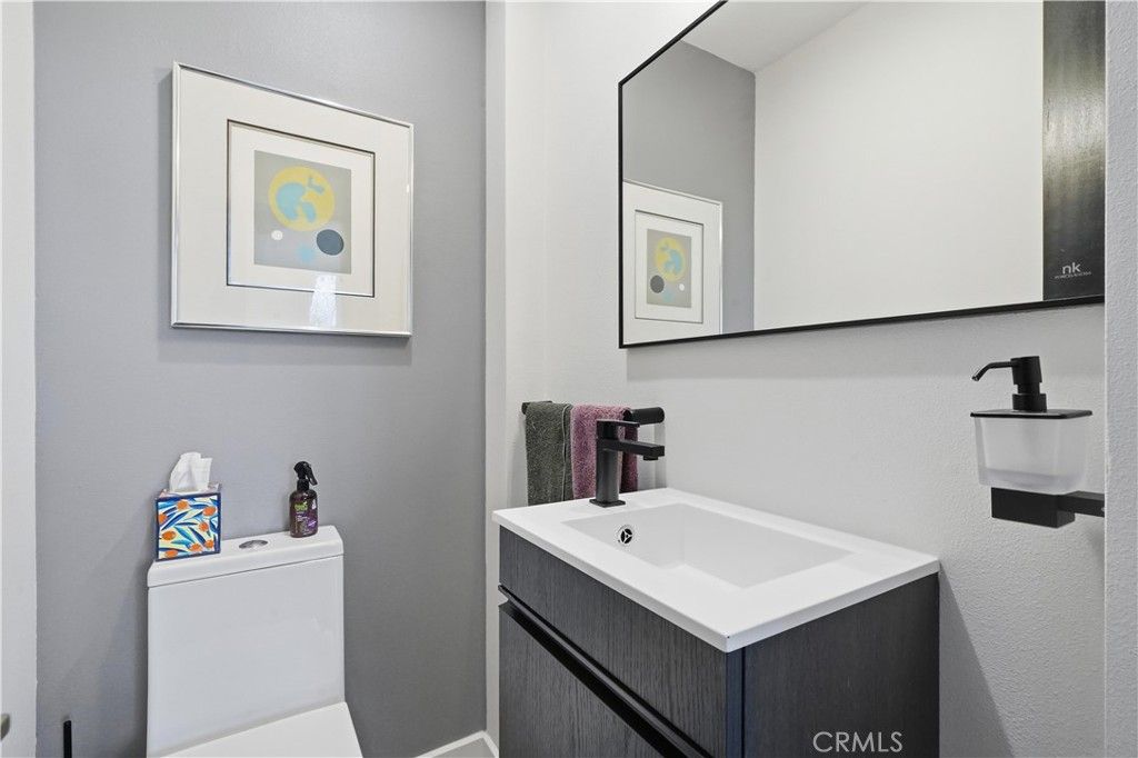 Image 7 of property listing at 611 Cross Avenue, Los Angeles, CA 90065