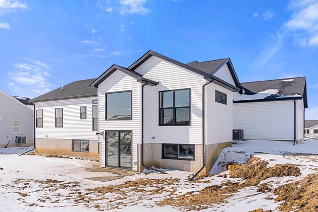 1427 Sandstone Lane, Cedar Falls, IA 50613