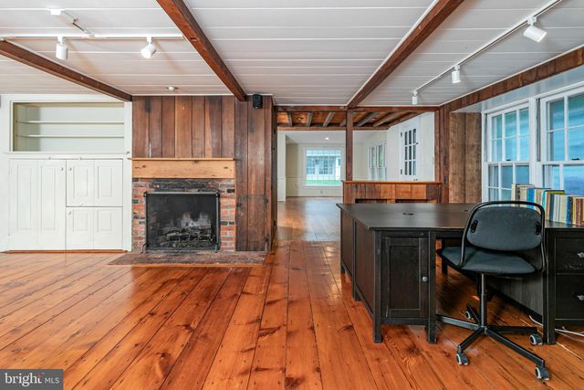 16 W DELAWARE AVE, Pennington, NJ 08534