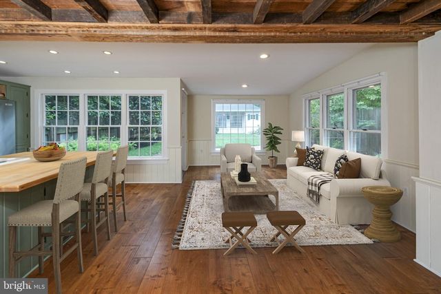 16 W DELAWARE AVE, Pennington, NJ 08534