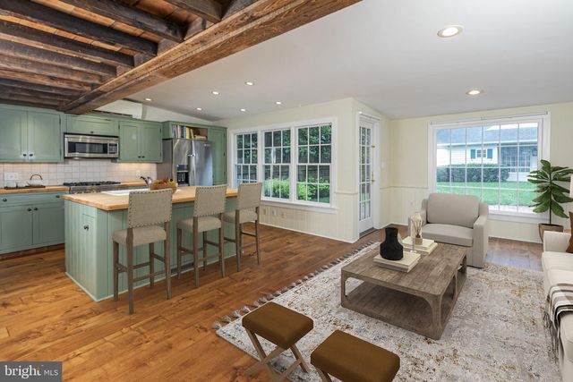 16 W DELAWARE AVE, Pennington, NJ 08534