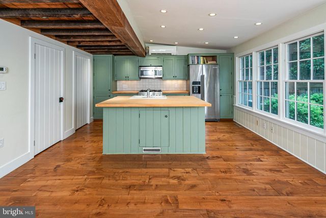 16 W DELAWARE AVE, Pennington, NJ 08534