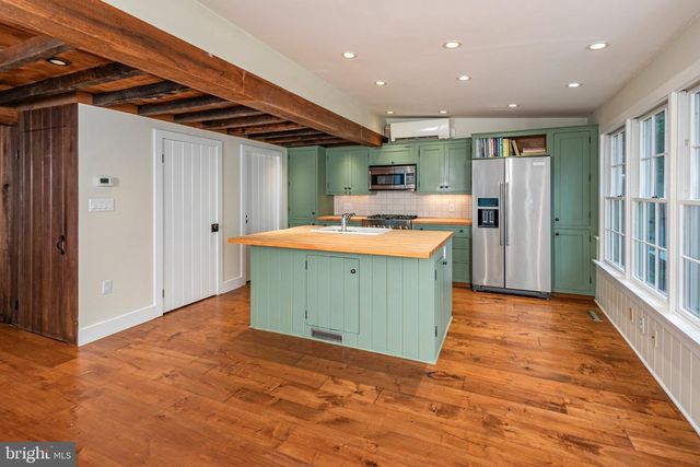 16 W DELAWARE AVE, Pennington, NJ 08534