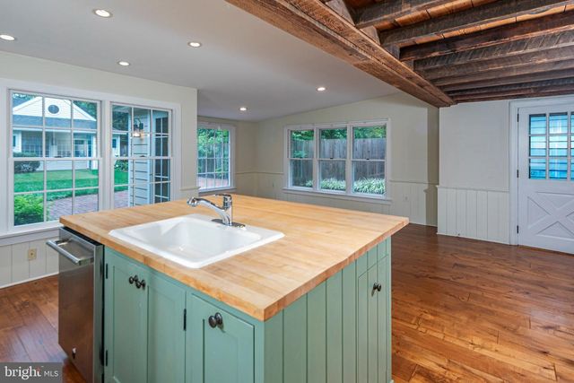 16 W DELAWARE AVE, Pennington, NJ 08534