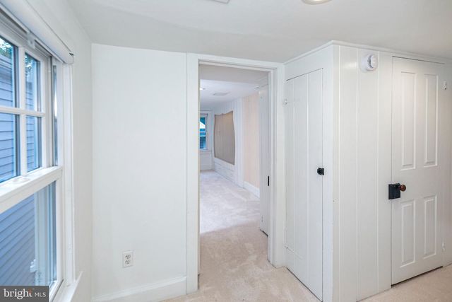 16 W DELAWARE AVE, Pennington, NJ 08534