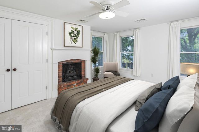 16 W DELAWARE AVE, Pennington, NJ 08534