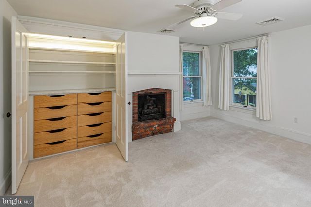 16 W DELAWARE AVE, Pennington, NJ 08534