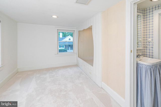 16 W DELAWARE AVE, Pennington, NJ 08534
