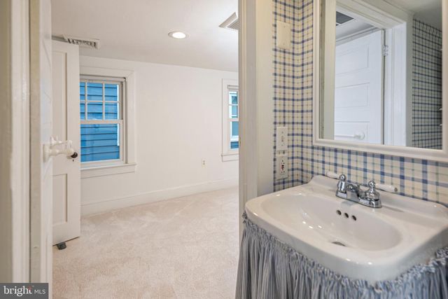 16 W DELAWARE AVE, Pennington, NJ 08534