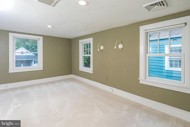 16 W DELAWARE AVE, Pennington, NJ 08534