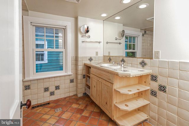 16 W DELAWARE AVE, Pennington, NJ 08534