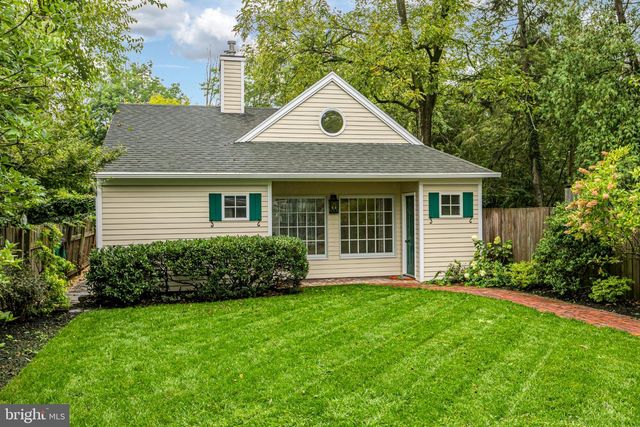 16 W DELAWARE AVE, Pennington, NJ 08534