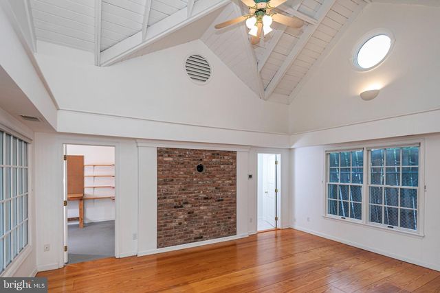 16 W DELAWARE AVE, Pennington, NJ 08534