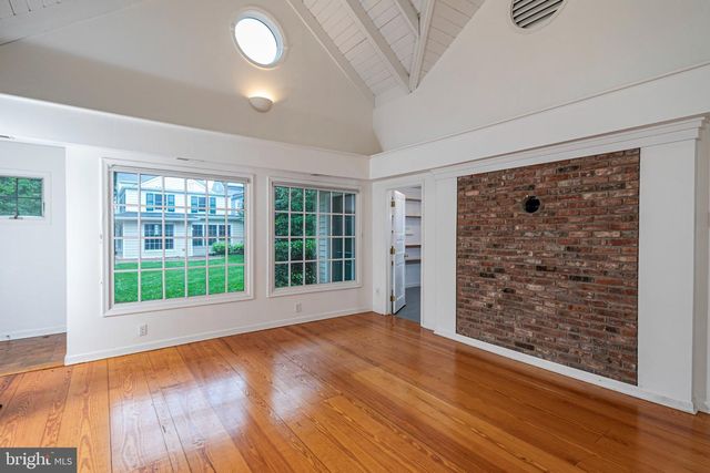 16 W DELAWARE AVE, Pennington, NJ 08534
