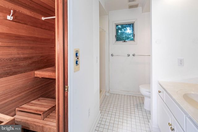16 W DELAWARE AVE, Pennington, NJ 08534