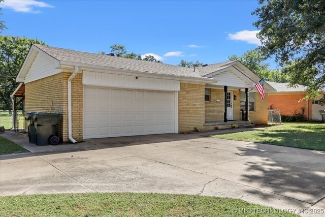 208 N Chambers Trail, Claremore, OK 74017