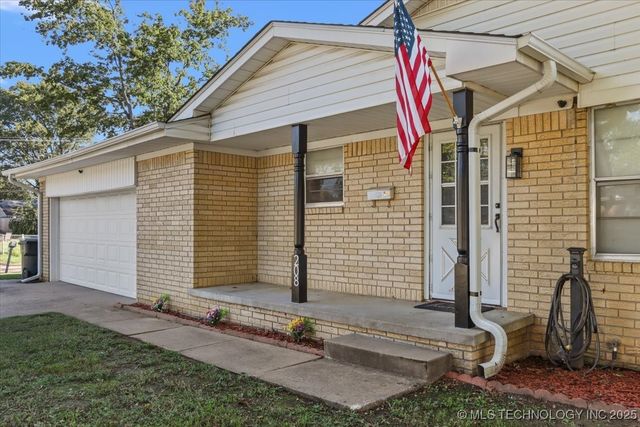 208 N Chambers Trail, Claremore, OK 74017