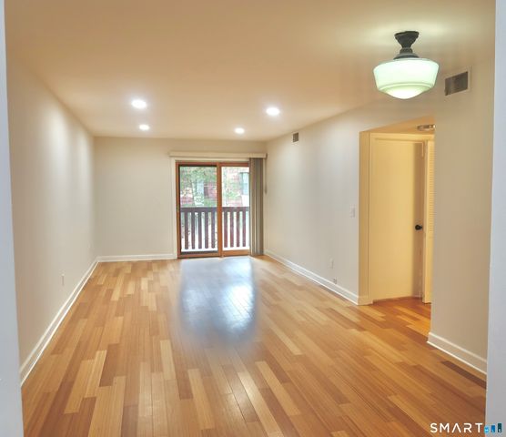 20 Woodsedge Drive 5B, Newington, CT 06111