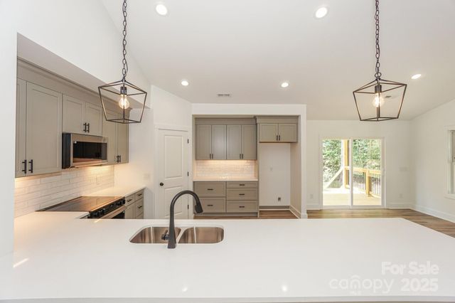 110 S Yadkin River Road, Statesville, NC 28625