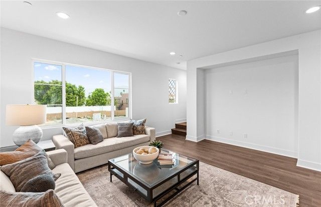 102 Sorrel Court, Burbank, CA 91506