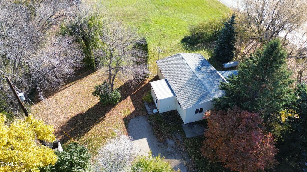 1425 46th Street W, Williston, ND 58801 photo 2